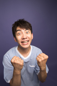 激动的青年男人照片