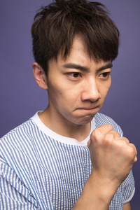 激动的青年男人照片