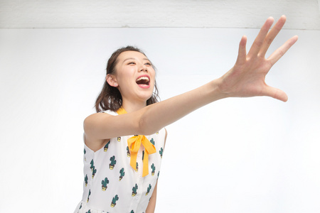 女孩伸手年轻女孩伸手抓照片