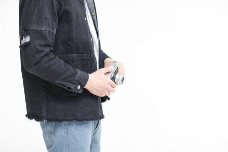 青年男人拿着照相机照片