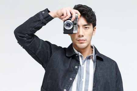 青年男人拿着照相机照片