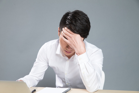 不舒服男青年男人生病照片