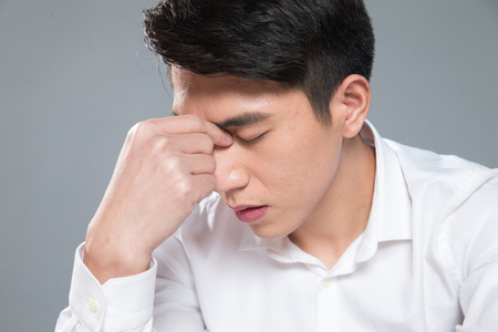 不舒服男疲劳的商务男白领照片