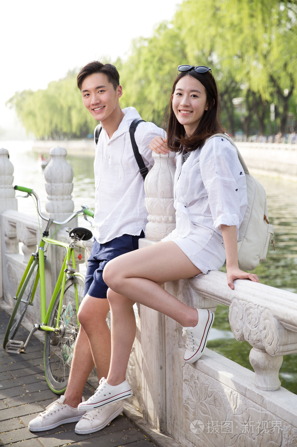 快乐的青年情侣