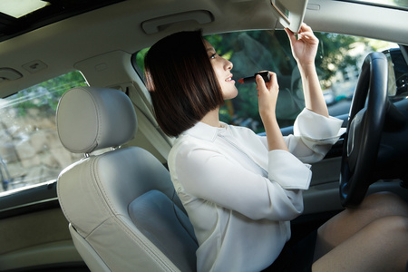 美女图片短发青年女人坐在车里化妆照片