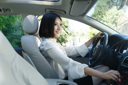 满意侧青年女人开车照片
