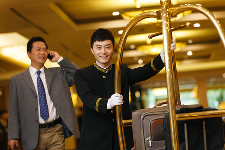 酒店服务笙酒店服务人员门童照片