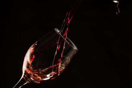 红酒倒进酒杯里照片