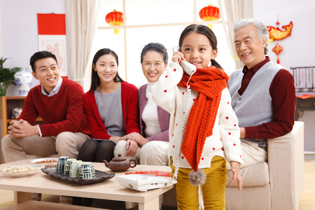 打电话父母快乐家庭过新年打电话照片