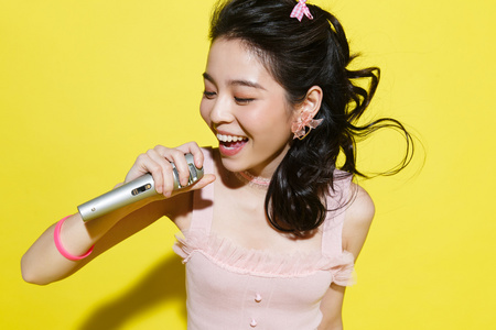 年轻女人唱歌照片