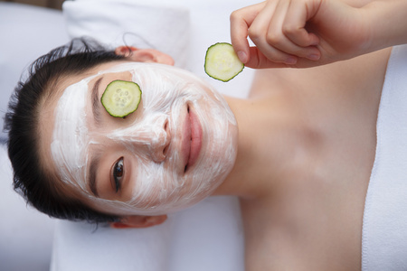 面膜躺着年轻女人在做spa照片