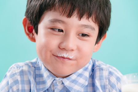 害羞男孩表情包背景_害羞男孩表情包摄影图片_害羞男孩表情包壁纸_摄