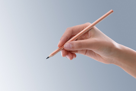 手拿铅笔 照片