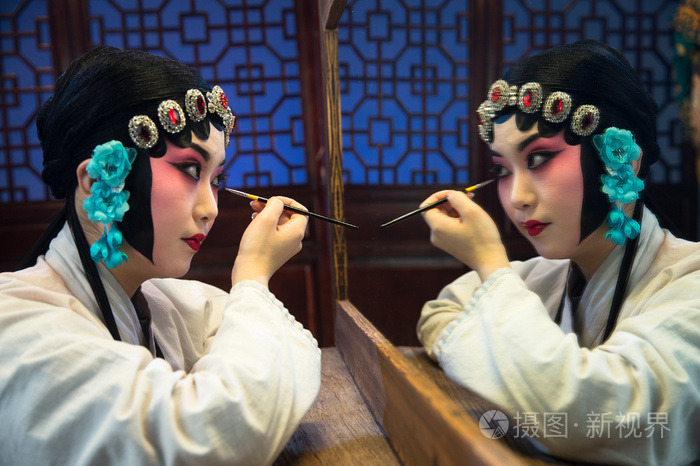 女京剧演员后台化妆照片 正版商用图片28atjo 摄图新视界