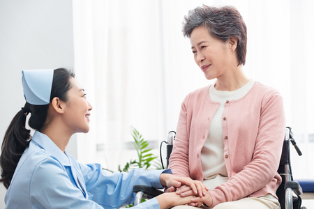 护士和老年人交谈照片