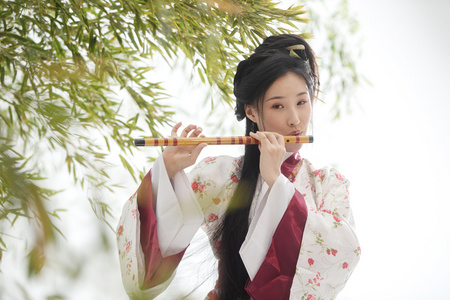 古装美女吹笛子 照片