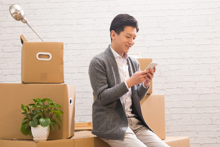 青年男人看手机 照片