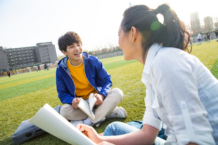 青年大学生在校园里学习照片