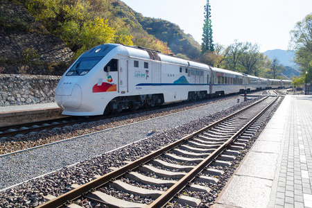 火车头骨火车在轨道上行驶照片