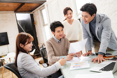 青年商务人士在工作室讨论工作 照片