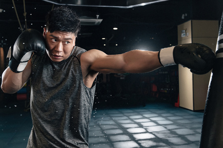 中国拳青年男人拳击手在健身房训练照片