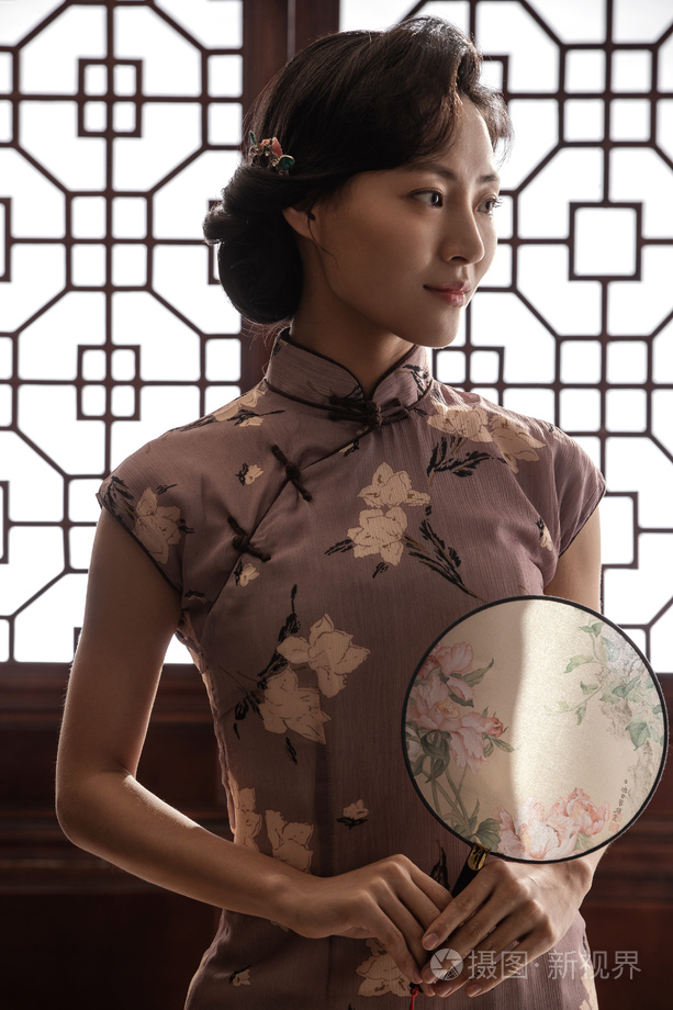 穿旗袍拿着扇子的东方女人
