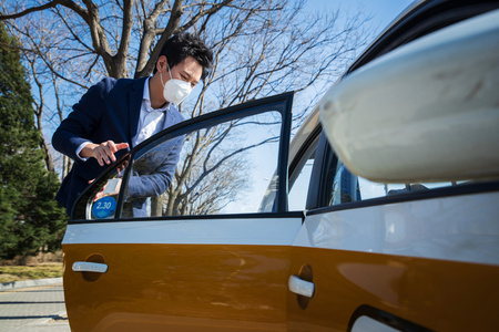 青年男人路边打出租车 照片