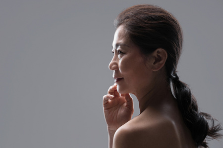 幸福老头图片中老年女性侧脸照片