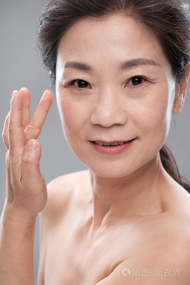 漂亮的中老年女人妆面照片 正版商用图片28b70c 摄图新视界 漂亮的中老年女人妆面照片 正版商用图片28b70c 摄图新视界
