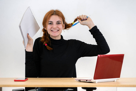 职员办公桌图片