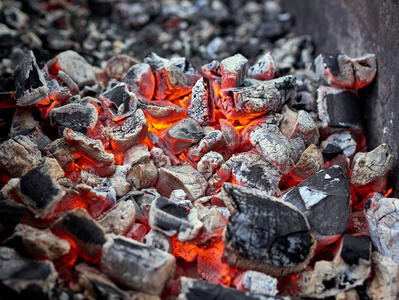 烧烤架上燃烧的热炭