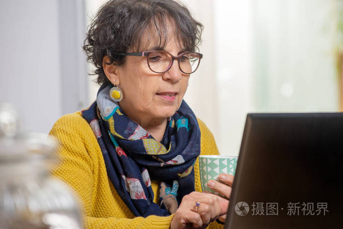 老年人 中年人 计算机 肖像 女人 成熟 商业 在室内 笔记本电脑