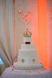 在婚礼派对上装饰豪华的结婚蛋糕。冠饰蛋糕