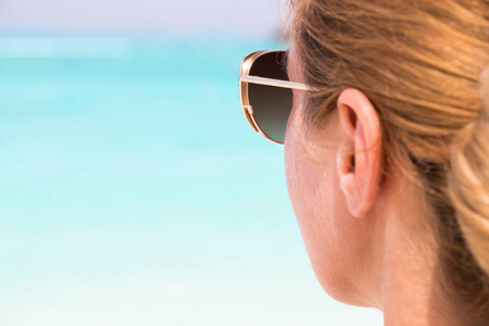 太阳镜 马尔代夫 日光浴 健康 幸福 无忧无虑的 夏天 海滩