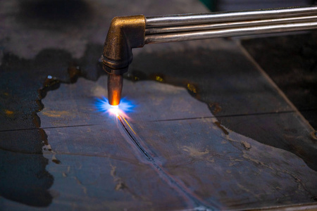 用气割机切割钢板.照片