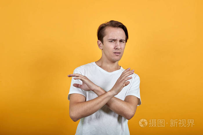 穿白衬衫的人反对双手交叉表示反对