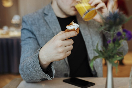 维生素 男人 玻璃 食物 纸杯蛋糕 智能手机 健康 水果