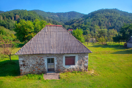 自然 住宅 房子 被遗弃的 乡村 草地 古董 风景 领域