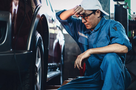 汽车修理工在车库和维修站检查和修理客户的汽车