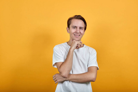 抬起头来,用手托着下巴思考,头顶被砍掉,绿色的嫩芽从上面长出来