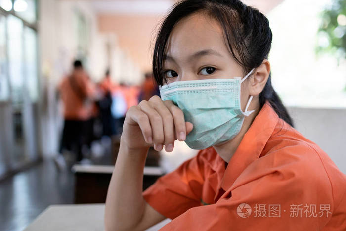 患病的亚洲女学生身穿泰国校服带卫生口罩卫生保健灰尘空气污染pm25