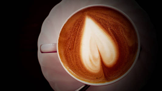 白杯卡布奇诺咖啡心形。