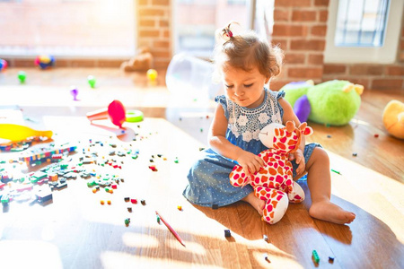 儿童 婴儿室 学龄前儿童 游戏时间 玩具 女孩 现场 蒙台梭利