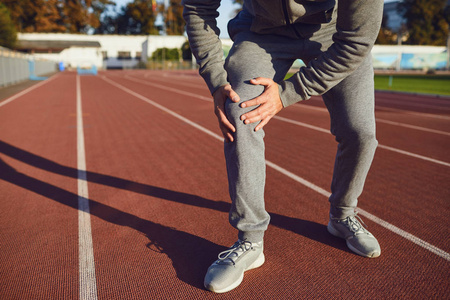 膝关节肿胀图片