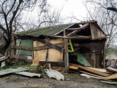 被遗弃和掠夺的房子.垃圾堆中间的破木屋照片