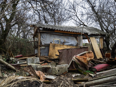 垃圾木结构背景被毁坏的木结构.被遗弃和掠夺的房子.