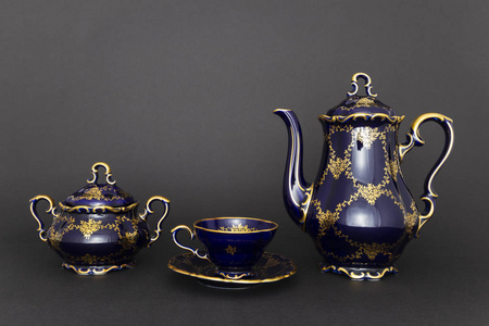 美丽的钴蓝色复古瓷茶具图片