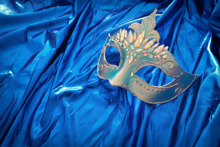 蓝色丝质背景上优雅精致的威尼斯面具照片