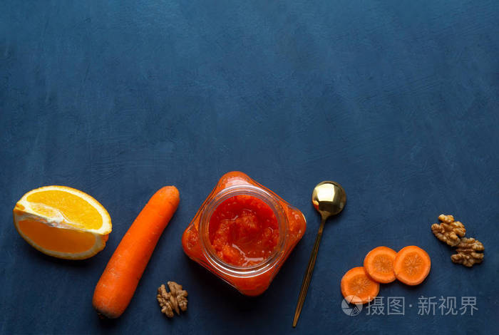 黑暗背景下罐子里的胡萝卜酱