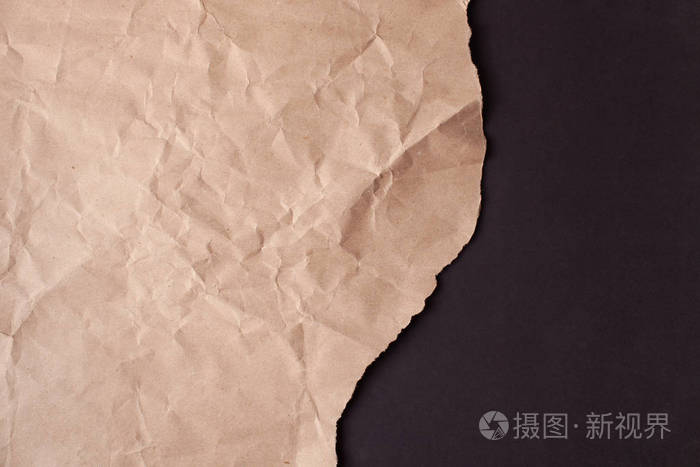 黑色背景上有撕破边的皱折再生纸照片-正版商用图片28dka1-摄图新视界